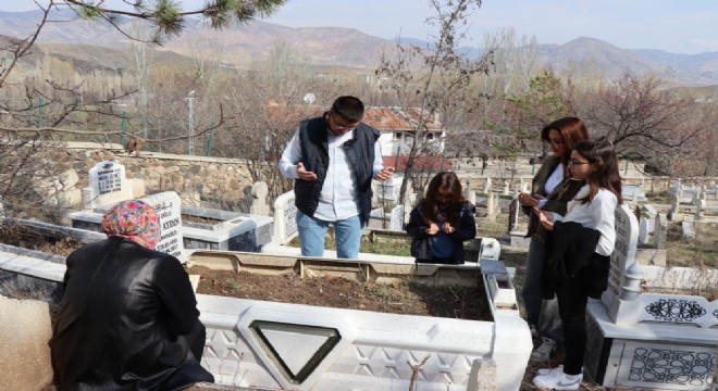  Bayramda mezarlıklara ziyaretçi akını